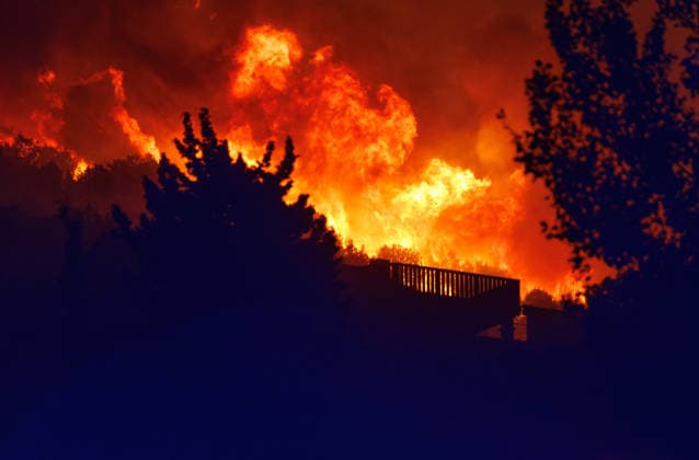 Omis, Croatia, 140826. A large fire broke out last night in Lokva Rogoznica and spread to the area above Omis. Houses and cars were burned. Traffic on the Adriatic Highway was disrupted, residents and tourists from the affected area were evacuated, and firefighters are on the ground extinguishing the fire, which is being made more difficult by strong winds. Photo: Jakov Prkic CROPIX CROATIA Copyright: xxJakovxPrkicx xCROPIXx japr_pozar_omis7-130826