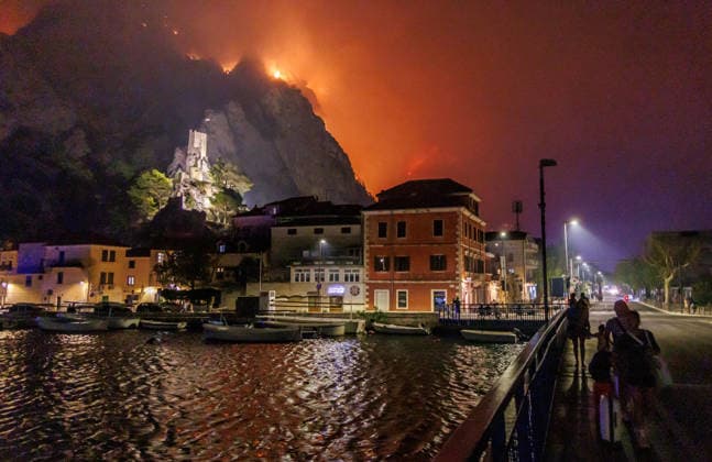 Omis, Croatia, 140826. A large fire broke out last night in Lokva Rogoznica and spread to the area above Omis. Houses and cars were burned. Traffic on the Adriatic Highway was disrupted, residents and tourists from the affected area were evacuated, and firefighters are on the ground extinguishing the fire, which is being made more difficult by strong winds. Photo: Jakov Prkic CROPIX CROATIA Copyright: xxJakovxPrkicx xCROPIXx japr_pozar_omis1-130826