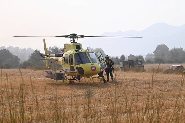 The spread of the fire in Huesca forces the evacuation of belongings from the Monastery of San Juan de la Pena Firefighters from the Government of Navarre board a helicopter during efforts to extinguish a wildfire on August 14, 2026, in Las Penas de Riglos, Hoya de Huesca, Huesca, Aragon, Spain. The fire that broke out at 12:37 p.m. this Monday in Las Penas de Riglos, Huesca, has already burned more than 9,000 hectares and forced the preventive evacuation of sixteen towns and a total of 830 people. This Thursday, the flames surrounded the old monastery of San Juan de la Pena, though they did not damage the structure. Early this morning, the regional government issued an evacuation order for four more municipalities, in addition to the twel  Copyright: xRamonxCometx 7713694