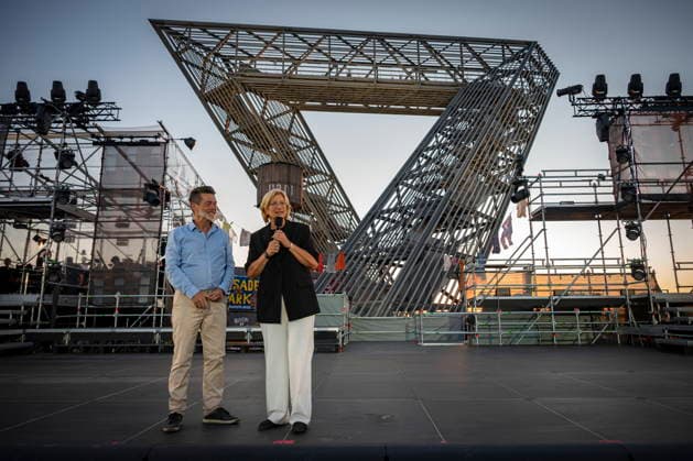 13.08.2026, Saarland, Ensdorf. Die West Side Story feiert am Donnerstagabend am Saarpolygon im Rahmen der diesjährigen Opernfestspiele mit zahlreichen Ehrengästen aus Politik, Kultur und Wirtschaft Premiere. Im Bild (v.l.): Joachim Arnold, Geschäftsführender Gesellschafter der Musik & Theater GmbH sowie Pianist, Dirigent und Produzent, und Ministerpräsidentin Anke Rehlinger. *** August 13, 2026, Saarland, Ensdorf: West Side Story will premiere on Thursday evening at the Saarpolygon as part of this year’s opera festival, with numerous distinguished guests from the worlds of politics, culture, and business. Pictured from left: Joachim Arnold, managing partner of Musik Theater GmbH, pianist, conductor, and producer, and Minister Presid bub