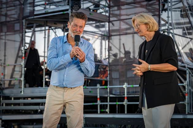 13.08.2026, Saarland, Ensdorf. Die West Side Story feiert am Donnerstagabend am Saarpolygon im Rahmen der diesjährigen Opernfestspiele mit zahlreichen Ehrengästen aus Politik, Kultur und Wirtschaft Premiere. Im Bild (v.l.): Joachim Arnold, Geschäftsführender Gesellschafter der Musik & Theater GmbH sowie Pianist, Dirigent und Produzent, und Ministerpräsidentin Anke Rehlinger. *** August 13, 2026, Saarland, Ensdorf: West Side Story will premiere on Thursday evening at the Saarpolygon as part of this year’s opera festival, with numerous distinguished guests from the worlds of politics, culture, and business. Pictured from left: Joachim Arnold, managing partner of Musik Theater GmbH, pianist, conductor, and producer, and Minister Presid bub