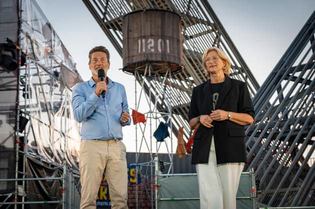 13.08.2026, Saarland, Ensdorf. Die West Side Story feiert am Donnerstagabend am Saarpolygon im Rahmen der diesjährigen Opernfestspiele mit zahlreichen Ehrengästen aus Politik, Kultur und Wirtschaft Premiere. Im Bild (v.l.): Joachim Arnold, Geschäftsführender Gesellschafter der Musik & Theater GmbH sowie Pianist, Dirigent und Produzent, und Ministerpräsidentin Anke Rehlinger. *** August 13, 2026, Saarland, Ensdorf: West Side Story will premiere on Thursday evening at the Saarpolygon as part of this year’s opera festival, with numerous distinguished guests from the worlds of politics, culture, and business. Pictured from left: Joachim Arnold, managing partner of Musik Theater GmbH, pianist, conductor, and producer, and Minister Presid bub