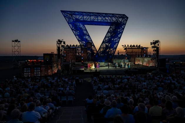 13.08.2026, Saarland, Ensdorf. Die West Side Story feiert am Donnerstagabend am Saarpolygon im Rahmen der diesjährigen Opernfestspiele mit zahlreichen Ehrengästen aus Politik, Kultur und Wirtschaft Premiere. *** August 13, 2026, Saarland, Ensdorf: *West Side Story* will premiere on Thursday evening at the Saarpolygon as part of this year’s opera festival, with numerous distinguished guests from the worlds of politics, culture, and business in attendance. bub