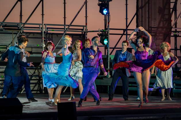 13.08.2026, Saarland, Ensdorf. Die West Side Story feiert am Donnerstagabend am Saarpolygon im Rahmen der diesjährigen Opernfestspiele mit zahlreichen Ehrengästen aus Politik, Kultur und Wirtschaft Premiere. *** August 13, 2026, Saarland, Ensdorf: *West Side Story* will premiere on Thursday evening at the Saarpolygon as part of this year’s opera festival, with numerous distinguished guests from the worlds of politics, culture, and business in attendance. bub