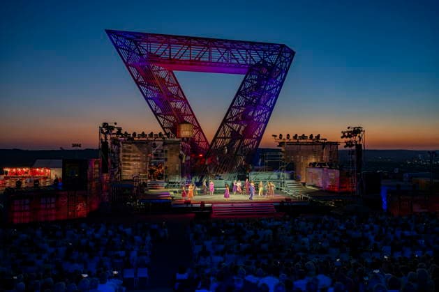 13.08.2026, Saarland, Ensdorf. Die West Side Story feiert am Donnerstagabend am Saarpolygon im Rahmen der diesjährigen Opernfestspiele mit zahlreichen Ehrengästen aus Politik, Kultur und Wirtschaft Premiere. *** August 13, 2026, Saarland, Ensdorf: *West Side Story* will premiere on Thursday evening at the Saarpolygon as part of this year’s opera festival, with numerous distinguished guests from the worlds of politics, culture, and business in attendance. bub