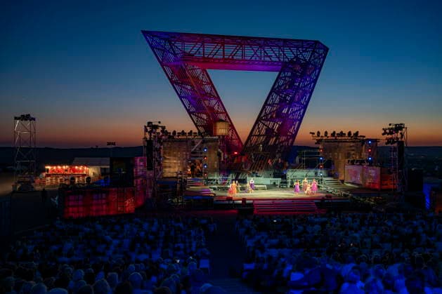 13.08.2026, Saarland, Ensdorf. Die West Side Story feiert am Donnerstagabend am Saarpolygon im Rahmen der diesjährigen Opernfestspiele mit zahlreichen Ehrengästen aus Politik, Kultur und Wirtschaft Premiere. *** August 13, 2026, Saarland, Ensdorf: *West Side Story* will premiere on Thursday evening at the Saarpolygon as part of this year’s opera festival, with numerous distinguished guests from the worlds of politics, culture, and business in attendance. bub