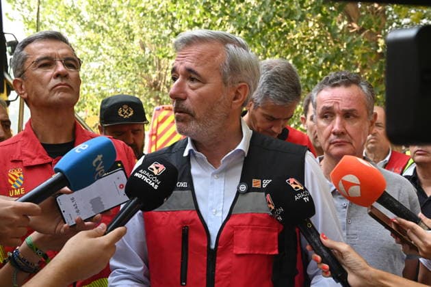 The spread of the fire in Huesca forces the evacuation of belongings from the San Juan de la Pena monastery. The president of Aragón, Jorge Azcón, speaks to the media during efforts to extinguish a wildfire, at the Forward Command Post (PMA), on August 14, 2026, in Las Penas de Riglos, Hoya de Huesca, Huesca, Aragon, Spain. The fire that broke out at 12:37 p.m. this Monday in Las Penas de Riglos, Huesca, has already burned more than 9,000 hectares and forced the preventive evacuation of sixteen towns and a total of 830 people. This Thursday, the flames surrounded the old monastery of San Juan de la Pena, though they did not damage the structure. Early this morning, the regional government issued evacuation orders for four more municipaliti  Copyright: xRamonxCometx 7713797