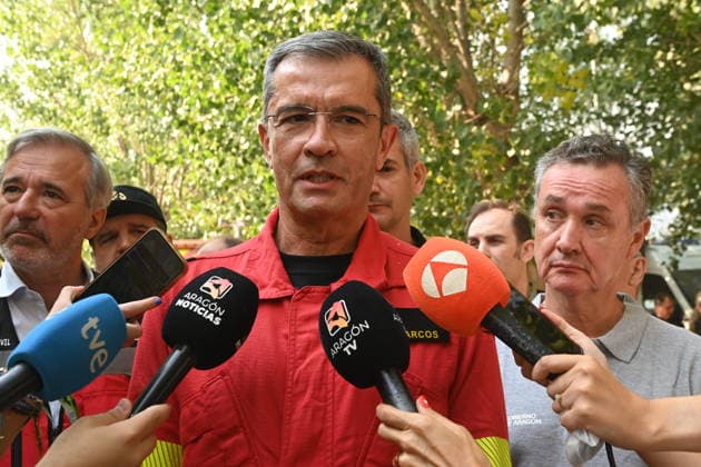 The spread of the fire in Huesca forces the evacuation of the monastery’s belongings at San Juan de la Pena. The head of the UME, Francisco Javier Marcos, speaks to the media during efforts to extinguish a wildfire, at the Forward Command Post (PMA), on August 14, 2026, in Las Penas de Riglos, Hoya de Huesca, Huesca, Aragón, Spain. The fire that broke out at 12:37 p.m. this Monday in Las Penas de Riglos, Huesca, has already burned more than 9,000 hectares and forced the preventive evacuation of sixteen towns and a total of 830 people. This Thursday, the flames surrounded the old monastery of San Juan de la Pena, though they did not damage the structure. Early this morning, the regional government issued evacuation orders for four more muni  Copyright: xRamonxCometx 7713800