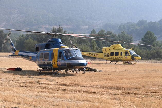 The spread of the fire in Huesca forces the evacuation of belongings from the Monastery of San Juan de la Pena. Helicopters during efforts to extinguish a wildfire on August 14, 2026, in Las Penas de Riglos, Hoya de Huesca, Huesca, Aragón, Spain. The fire that broke out at 12:37 p.m. this Monday in Las Penas de Riglos, Huesca, has already burned more than 9,000 hectares and forced the preventive evacuation of sixteen towns and a total of 830 people. This Thursday, the flames surrounded the old monastery of San Juan de la Pena, though they did not damage the structure. Early this morning, the regional government issued an evacuation order for four more municipalities, in addition to the twelve from yesterday: these are the towns of Santa Ma  Copyright: xRamonxCometx 7713802