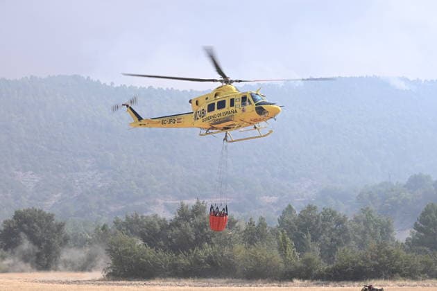 The spread of the fire in Huesca forces the evacuation of belongings from the Monastery of San Juan de la Pena. A helicopter during efforts to extinguish a wildfire on August 14, 2026, in Las Penas de Riglos, Hoya de Huesca, Huesca, Aragón, Spain. The fire that broke out at 12:37 p.m. this Monday in Las Penas de Riglos, Huesca, has already burned more than 9,000 hectares and forced the preventive evacuation of sixteen towns and a total of 830 people. This Thursday, the flames surrounded the old monastery of San Juan de la Pena, though they did not damage the structure. Early this morning, the regional government issued an evacuation order for four more municipalities, in addition to the twelve from yesterday: the towns of Santa María de La  Copyright: xRamonxCometx 7713804