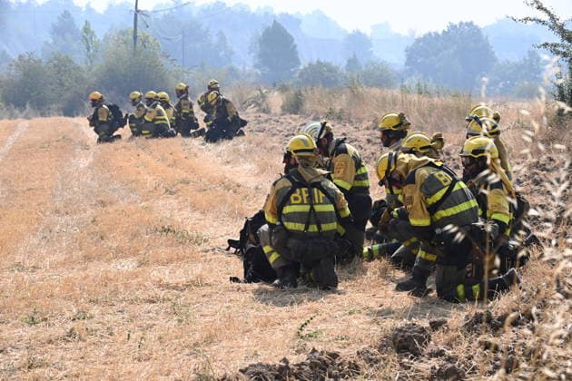 The spread of the fire in Huesca forces the evacuation of belongings from the Monastery of San Juan de la Pena. Firefighters are working to extinguish a wildfire on August 14, 2026, in Las Penas de Riglos, Hoya de Huesca, Huesca, Aragón, Spain. The fire, which broke out at 12:37 p.m. this Monday in Las Penas de Riglos, Huesca, has already burned more than 9,000 hectares and forced the preventive evacuation of sixteen towns and a total of 830 people. This Thursday, the flames surrounded the old monastery of San Juan de la Pena, though they did not damage the structure. Early this morning, the regional government issued an evacuation order for four more municipalities, in addition to the twelve from yesterday: the towns of Santa María de La  Copyright: xRamonxCometx 7713808