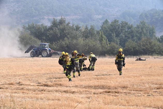 The spread of the fire in Huesca forces the evacuation of belongings from the Monastery of San Juan de la Pena. Firefighters are working to extinguish a wildfire on August 14, 2026, in Las Penas de Riglos, Hoya de Huesca, Huesca, Aragón, Spain. The fire, which broke out at 12:37 p.m. this Monday in Las Penas de Riglos, Huesca, has already burned more than 9,000 hectares and forced the preventive evacuation of sixteen towns and a total of 830 people. This Thursday, the flames surrounded the old monastery of San Juan de la Pena, though they did not damage the structure. Early this morning, the regional government issued an evacuation order for four more municipalities, in addition to the twelve from yesterday: the towns of Santa María de La  Copyright: xRamonxCometx 7713809