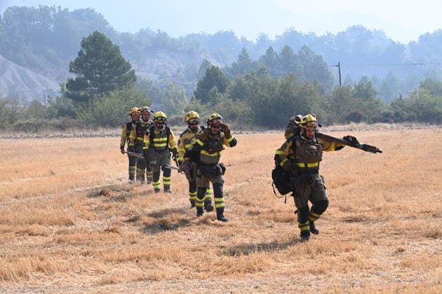 The spread of the fire in Huesca forces the evacuation of belongings from the Monastery of San Juan de la Pena. Firefighters are working to extinguish a wildfire on August 14, 2026, in Las Penas de Riglos, Hoya de Huesca, Huesca, Aragón, Spain. The fire, which broke out at 12:37 p.m. this Monday in Las Penas de Riglos, Huesca, has already burned more than 9,000 hectares and forced the preventive evacuation of sixteen towns and a total of 830 people. This Thursday, the flames surrounded the old monastery of San Juan de la Pena, though they did not damage the structure. Early this morning, the regional government issued an evacuation order for four more municipalities, in addition to the twelve from yesterday: the towns of Santa María de La  Copyright: xRamonxCometx 7713810