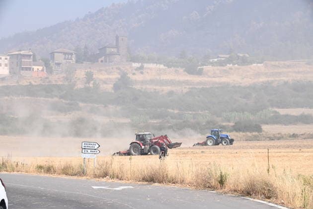 The spread of the fire in Huesca forces the evacuation of the monastery of San Juan de la Pena. Tractors are seen amid thick smoke caused by a wildfire on August 14, 2026, in Las Penas de Riglos, Hoya de Huesca, Huesca, Aragón, Spain. The fire that broke out at 12:37 p.m. this Monday in Las Penas de Riglos, Huesca, has already burned more than 9,000 hectares and forced the preventive evacuation of sixteen towns and a total of 830 people. This Thursday, the flames surrounded the old monastery of San Juan de la Pena, though they did not damage the structure. Early this morning, the regional government issued an evacuation order for four more municipalities, in addition to the twelve from yesterday: the towns of Santa María de La Pena, Triste  Copyright: xRamonxCometx 7713813