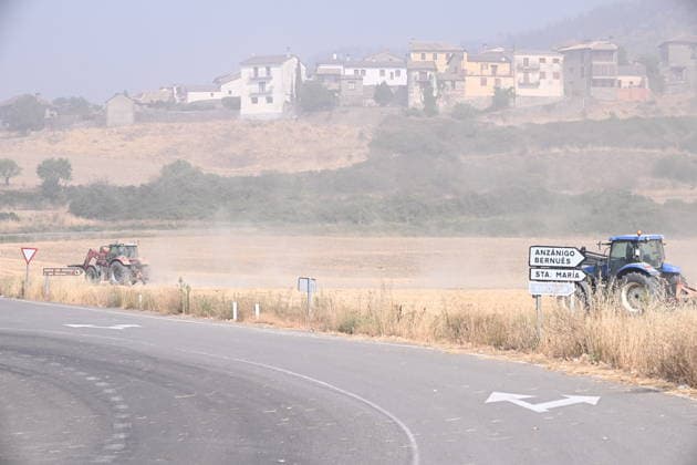 The spread of the fire in Huesca forces the evacuation of the monastery of San Juan de la Pena. Tractors are seen amid thick smoke caused by a wildfire on August 14, 2026, in Las Penas de Riglos, Hoya de Huesca, Huesca, Aragón, Spain. The fire that broke out at 12:37 p.m. this Monday in Las Penas de Riglos, Huesca, has already burned more than 9,000 hectares and forced the preventive evacuation of sixteen towns and a total of 830 people. This Thursday, the flames surrounded the old monastery of San Juan de la Pena, though they did not damage the structure. Early this morning, the regional government issued an evacuation order for four more municipalities, in addition to the twelve from yesterday: the towns of Santa María de La Pena, Triste  Copyright: xRamonxCometx 7713814
