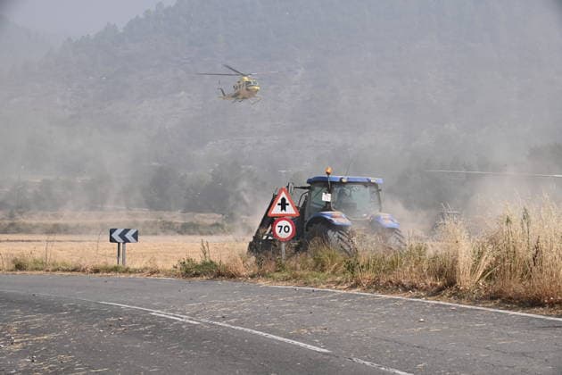 The spread of the fire in Huesca forces the evacuation of belongings from the Monastery of San Juan de la Pena. A helicopter during efforts to extinguish a wildfire on August 14, 2026, in Las Penas de Riglos, Hoya de Huesca, Huesca, Aragón, Spain. The fire that broke out at 12:37 p.m. this Monday in Las Penas de Riglos, Huesca, has already burned more than 9,000 hectares and forced the preventive evacuation of sixteen towns and a total of 830 people. This Thursday, the flames surrounded the old monastery of San Juan de la Pena, though they did not damage the structure. Early this morning, the regional government issued an evacuation order for four more municipalities, in addition to the twelve from yesterday: these are the towns of Santa M  Copyright: xRamonxCometx 7713817