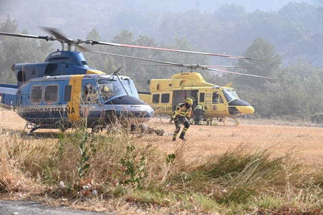 The spread of the fire in Huesca forces the evacuation of belongings from the Monastery of San Juan de la Pena Firefighters board two helicopters during efforts to extinguish a wildfire on August 14, 2026, in Las Penas de Riglos, Hoya de Huesca, Huesca, Aragón, Spain. The fire, which broke out at 12:37 p.m. this Monday in Las Penas de Riglos, Huesca, has already burned more than 9,000 hectares and forced the preventive evacuation of sixteen towns and a total of 830 people. This Thursday, the flames surrounded the old monastery of San Juan de la Pena, though they did not damage the structure. Early this morning, the regional government issued an evacuation order for four more municipalities, in addition to the twelve from yesterday: these a  Copyright: xRamonxCometx 7713818