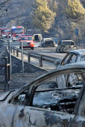 Omis, Croatia, 140826. A large fire broke out last night in Lokva Rogoznica and spread to the area above Omis. Houses and cars were burned. Traffic on the Adriatic Highway was disrupted, residents and tourists from the affected area were evacuated, and firefighters are on the ground extinguishing the fire, which is being made more difficult by strong winds. Photo: Josko Ponos CROPIX Split CROATIA Copyright: xxJoskoxPonosx xCROPIXx jp-pozar_omis65-140826