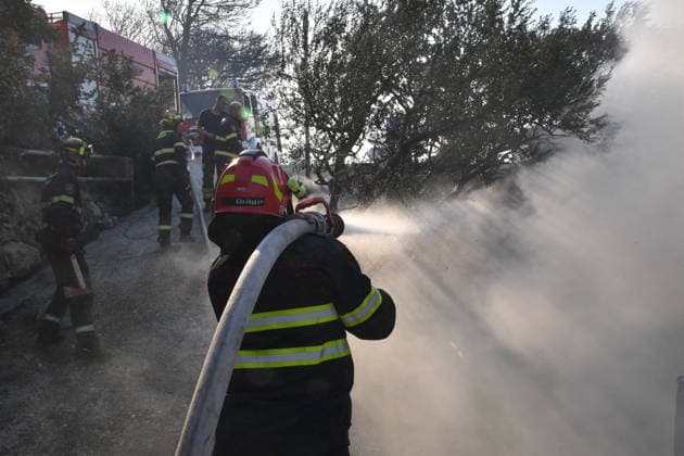 Omis, Croatia, 140826. A large fire broke out last night in Lokva Rogoznica and spread to the area above Omis. Houses and cars were burned. Traffic on the Adriatic Highway was disrupted, residents and tourists from the affected area were evacuated, and firefighters are on the ground extinguishing the fire, which is being made more difficult by strong winds. Photo: Josko Ponos CROPIX Split CROATIA Copyright: xxJoskoxPonosx xCROPIXx jp-pozar_omis66-140826