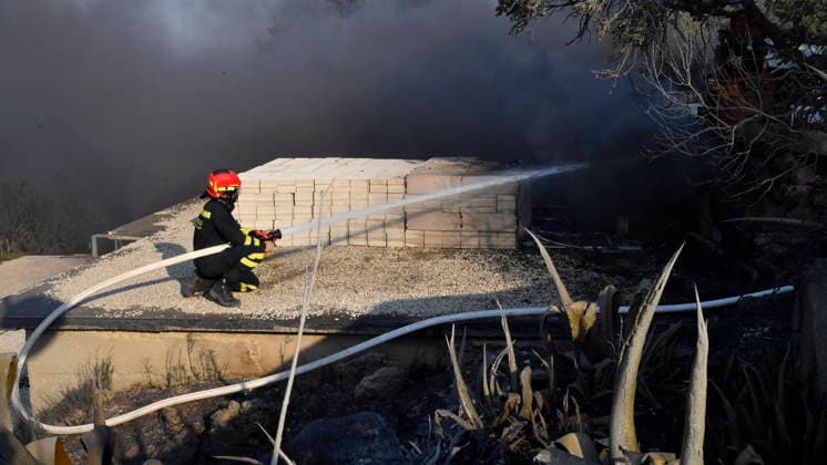 Omis, Croatia, 140826. A large fire broke out last night in Lokva Rogoznica and spread to the area above Omis. Houses and cars were burned. Traffic on the Adriatic Highway was disrupted, residents and tourists from the affected area were evacuated, and firefighters are on the ground extinguishing the fire, which is being made more difficult by strong winds. Photo: Josko Ponos CROPIX Split CROATIA Copyright: xxJoskoxPonosx xCROPIXx jp-pozar_omis79-140826
