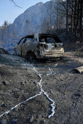 Omis, Croatia, 140826. A large fire broke out last night in Lokva Rogoznica and spread to the area above Omis. Houses and cars were burned. Traffic on the Adriatic Highway was disrupted, residents and tourists from the affected area were evacuated, and firefighters are on the ground extinguishing the fire, which is being made more difficult by strong winds. Photo: Josko Ponos CROPIX Split CROATIA Copyright: xxJoskoxPonosx xCROPIXx jp-pozar_omis80-140826