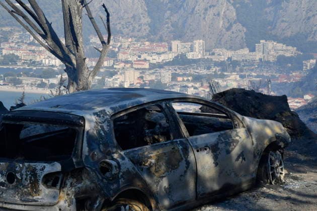 Omis, Croatia, 140826. A large fire broke out last night in Lokva Rogoznica and spread to the area above Omis. Houses and cars were burned. Traffic on the Adriatic Highway was disrupted, residents and tourists from the affected area were evacuated, and firefighters are on the ground extinguishing the fire, which is being made more difficult by strong winds. Photo: Josko Ponos CROPIX Split CROATIA Copyright: xxJoskoxPonosx xCROPIXx jp-pozar_omis81-140826
