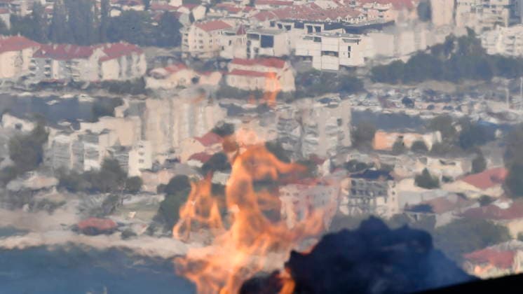 Omis, Croatia, 140826. A large fire broke out last night in Lokva Rogoznica and spread to the area above Omis. Houses and cars were burned. Traffic on the Adriatic Highway was disrupted, residents and tourists from the affected area were evacuated, and firefighters are on the ground extinguishing the fire, which is being made more difficult by strong winds. Photo: Josko Ponos CROPIX Split CROATIA Copyright: xxJoskoxPonosx xCROPIXx jp-pozar_omis89-140826_2