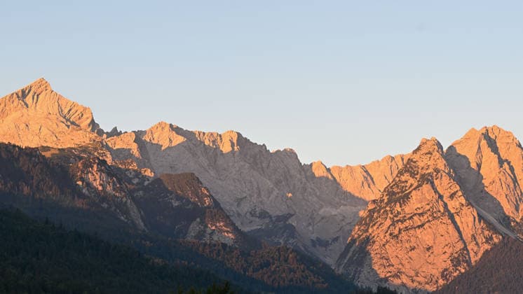 Wetterfeature, Morgenstille am Eibsee: Unterhalb der Zugspitze liegt der See bei Grainau nahe Garmisch-Partenkirchen in den frühen Stunden noch ruhig und nahezu unberührt. Doch an heißen Sommertagen ändert sich das Bild häufig schon ab Mittag. Dann strömen zahlreiche Ausflügler und Urlauber an den durch soziale Medien weltweit bekannt gewordenen Bergsee. Der zunehmende Massentourismus sorgt regelmäßig für einen regelrechten Besucheransturm. Unter dem hohen Verkehrsaufkommen, zugeparkten Straßen und dem großen Andrang leiden zunehmend auch die Anwohner in Grainau und rund um den Eibsee. Grainau Bayern Deutschland Grainau *** Weather Feature, Morning Stillness at Eibsee. Nestled below the Zugspitze near Grainau, close to Garmisch- Copyright: x xonw-imagesx xMariusxBullingx