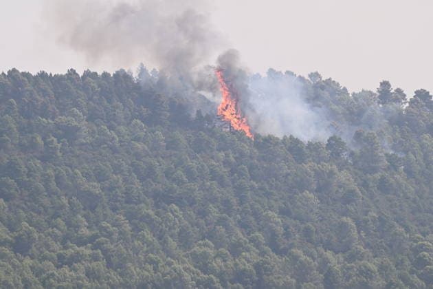 The spread of the fire in Huesca forces the evacuation of belongings from the Monastery of San Juan de la Pena Flames and smoke during efforts to extinguish a wildfire on August 14, 2026, in Las Penas de Riglos, Hoya de Huesca, Huesca, Aragón, Spain. The fire that broke out at 12:37 p.m. this Monday in Las Penas de Riglos, Huesca, has already burned more than 9,000 hectares and forced the preventive evacuation of sixteen towns and a total of 830 people. This Thursday, the flames surrounded the old monastery of San Juan de la Pena, though they did not damage the structure. Early this morning, the regional government issued an evacuation order for four more municipalities, in addition to the twelve from yesterday: these are the towns of Sant  Copyright: xRamonxCometx 7713853