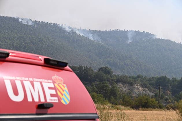 The spread of the fire in Huesca forces the evacuation of belongings from the Monastery of San Juan de la Pena. Plumes of smoke rise during efforts to extinguish a wildfire on August 14, 2026, in Las Penas de Riglos, Hoya de Huesca, Huesca, Aragón, Spain. The fire that broke out at 12:37 p.m. this Monday in Las Penas de Riglos, Huesca, has already burned more than 9,000 hectares and forced the preventive evacuation of sixteen towns and a total of 830 people. This Thursday, the flames surrounded the old monastery of San Juan de la Pena, though they did not damage the structure. Early this morning, the regional government issued an evacuation order for four more municipalities, in addition to the twelve from yesterday: the towns of Santa Mar  Copyright: xRamonxCometx 7713855