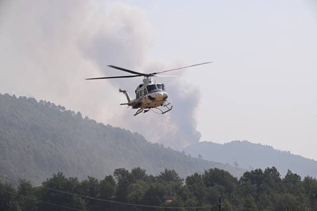 The spread of the fire in Huesca forces the evacuation of belongings from the Monastery of San Juan de la Pena. A helicopter during efforts to extinguish a wildfire on August 14, 2026, in Las Penas de Riglos, Hoya de Huesca, Huesca, Aragón, Spain. The fire that broke out at 12:37 p.m. this Monday in Las Penas de Riglos, Huesca, has already burned more than 9,000 hectares and forced the preventive evacuation of sixteen towns and a total of 830 people. This Thursday, the flames surrounded the old monastery of San Juan de la Pena, though they did not damage the structure. Early this morning, the regional government issued an evacuation order for four more municipalities, in addition to the twelve from yesterday: these are the towns of Santa M  Copyright: xRamonxCometx 7713858