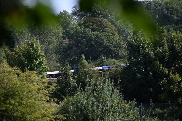 11 injured as passenger train derails in southern England EAST SUSSEX, UNITED KINGDOM - AUGUST 14: A derailed passenger train is seen between Haywards Heath and Lewes in East Sussex, United Kingdom, on August 14, 2026, after the accident injured 11 people, including two seriously, as all passengers were safely evacuated and emergency crews continued operations at the scene. Rasid Necati Aslim Anadolu East sussex United Kingdom. Editorial use only. Please get in touch for any other usage.  Copyright: x2026xAnadoluxRasidxNecatixAslimx
