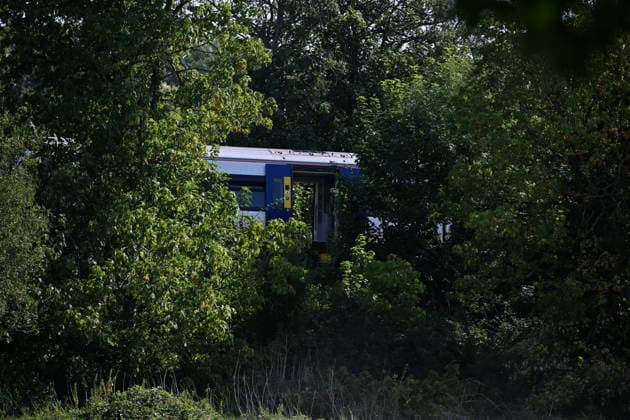 11 injured as passenger train derails in southern England EAST SUSSEX, UNITED KINGDOM - AUGUST 14: A derailed passenger train is seen between Haywards Heath and Lewes in East Sussex, United Kingdom, on August 14, 2026, after the accident injured 11 people, including two seriously, as all passengers were safely evacuated and emergency crews continued operations at the scene.??????? Rasid Necati Aslim Anadolu East sussex United Kingdom. Editorial use only. Please get in touch for any other usage.  Copyright: x2026xAnadoluxRasidxNecatixAslimx
