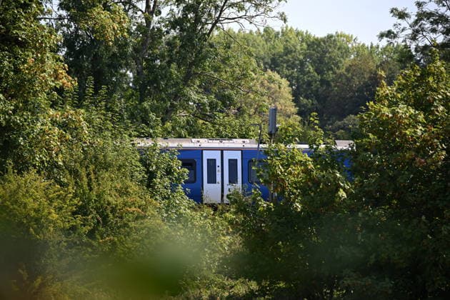 11 injured as passenger train derails in southern England EAST SUSSEX, UNITED KINGDOM - AUGUST 14: A passenger train involved in a derailment is seen between Haywards Heath and Lewes in East Sussex, United Kingdom, on August 14, 2026, after the accident injured 11 people, including two seriously. Rasid Necati Aslim Anadolu East sussex United Kingdom. Editorial use only. Please get in touch for any other usage.  Copyright: x2026xAnadoluxRasidxNecatixAslimx