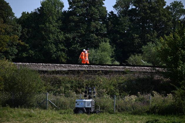 11 injured as passenger train derails in southern England EAST SUSSEX, UNITED KINGDOM - AUGUST 14: Railway workers inspect the tracks near the site of a passenger train derailment between Haywards Heath and Lewes in East Sussex, United Kingdom, on August 14, 2026, after the accident injured 11 people, including two seriously. Rasid Necati Aslim Anadolu East sussex United Kingdom. Editorial use only. Please get in touch for any other usage.  Copyright: x2026xAnadoluxRasidxNecatixAslimx