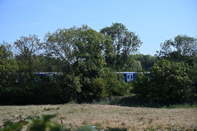 11 injured as passenger train derails in southern England EAST SUSSEX, UNITED KINGDOM - AUGUST 14: Railway workers inspect the tracks near the site of a passenger train derailment between Haywards Heath and Lewes in East Sussex, United Kingdom, on August 14, 2026, after the accident injured 11 people, including two seriously. Rasid Necati Aslim Anadolu East sussex United Kingdom. Editorial use only. Please get in touch for any other usage.  Copyright: x2026xAnadoluxRasidxNecatixAslimx