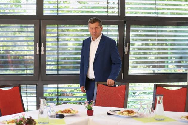 Halle (Saale), Sachsen-Anhalt, Deutschland, 14.08.2026: Ministerpräsident besucht ProCurand-Pflegeeinrichtung: Sven Schulze, CDU, steht an einem Tisch mit Knabberzeug *** Halle, Saale, Saxony-Anhalt, Germany, August 14, 2026: The Minister President visits the ProCurand nursing facility. Sven Schulze (CDU) is standing at a table with snacks. Copyright: xdtsxNachrichtenagenturx dts_130143