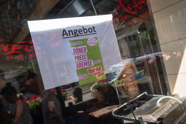Felix Banaszak, Bundesvorsitzender BÜNDNIS 90 DIE GRÜNEN, besucht im Rahmen seiner Sommertour 2026 unter dem Motto Taxi Banaszak einen Döner-Laden in Magdeburg und diskutiert über die Dönerpreisbremse - Elenas Gemüse Kebab;Taxi Banaszak Sommertour von Felix Banaszak zu Besuch im Dönerladen in Magdeburg, Magdeburg Sachsen-Anhalt Deutschland Elenas Gemüse Kebab *** Felix Banaszak, Federal Chair of BÜNDNIS 90 THE GREENS, visits a kebab shop in Magdeburg as part of his 2026 summer tour, themed Taxi Banaszak, and discusses the kebab price cap, Elena’s Veggie Kebab, and Taxi Banaszak. Felix Banaszak’s summer tour: a visit to a kebab shop in Magdeburg, Magdeburg, Saxony-Anhalt, Germany; Elena’s Vegetable Kebab