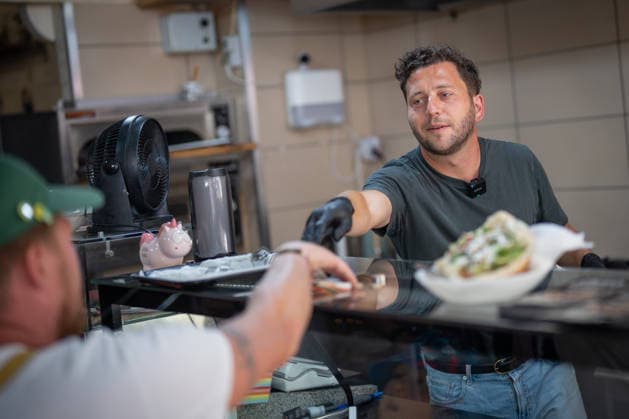 Felix Banaszak, Bundesvorsitzender BÜNDNIS 90 DIE GRÜNEN, besucht im Rahmen seiner Sommertour 2026 unter dem Motto Taxi Banaszak einen Döner-Laden in Magdeburg und diskutiert über die Dönerpreisbremse - Elenas Gemüse Kebab;Taxi Banaszak Sommertour von Felix Banaszak zu Besuch im Dönerladen in Magdeburg, Magdeburg Sachsen-Anhalt Deutschland Elenas Gemüse Kebab *** Felix Banaszak, Federal Chair of BÜNDNIS 90 THE GREENS, visits a kebab shop in Magdeburg as part of his 2026 summer tour, themed Taxi Banaszak, and discusses the kebab price cap, Elena’s Vegetable Kebab, and Taxi Banaszak. Felix Banaszak’s summer tour: a visit to a kebab shop in Magdeburg, Magdeburg, Saxony-Anhalt, Germany; Elena’s Vegetable Kebab