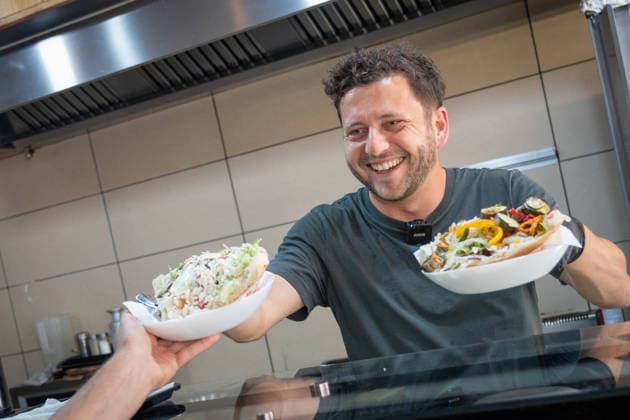 Felix Banaszak, Bundesvorsitzender BÜNDNIS 90 DIE GRÜNEN, besucht im Rahmen seiner Sommertour 2026 unter dem Motto Taxi Banaszak einen Döner-Laden in Magdeburg und diskutiert über die Dönerpreisbremse - Elenas Gemüse Kebab;Taxi Banaszak Sommertour von Felix Banaszak zu Besuch im Dönerladen in Magdeburg, Magdeburg Sachsen-Anhalt Deutschland Elenas Gemüse Kebab *** Felix Banaszak, Federal Chair of BÜNDNIS 90 THE GREENS, visits a kebab shop in Magdeburg as part of his 2026 summer tour, themed Taxi Banaszak, and discusses the kebab price cap, Elena’s Vegetable Kebab, and Taxi Banaszak. Felix Banaszak’s summer tour: a visit to a kebab shop in Magdeburg, Magdeburg, Saxony-Anhalt, Germany; Elena’s Vegetable Kebab