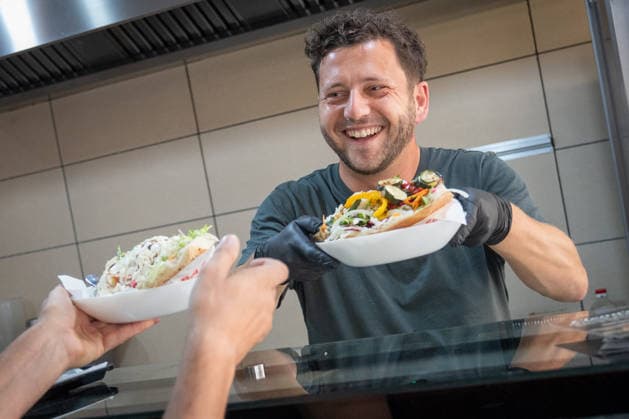Felix Banaszak, Bundesvorsitzender BÜNDNIS 90 DIE GRÜNEN, besucht im Rahmen seiner Sommertour 2026 unter dem Motto Taxi Banaszak einen Döner-Laden in Magdeburg und diskutiert über die Dönerpreisbremse - Elenas Gemüse Kebab;Taxi Banaszak Sommertour von Felix Banaszak zu Besuch im Dönerladen in Magdeburg, Magdeburg Sachsen-Anhalt Deutschland Elenas Gemüse Kebab *** Felix Banaszak, Federal Chair of BÜNDNIS 90 THE GREENS, visits a kebab shop in Magdeburg as part of his 2026 summer tour, themed Taxi Banaszak, and discusses the kebab price cap, Elena’s Vegetable Kebab, and Taxi Banaszak. Felix Banaszak’s summer tour: a visit to a kebab shop in Magdeburg, Magdeburg, Saxony-Anhalt, Germany; Elena’s Vegetable Kebab
