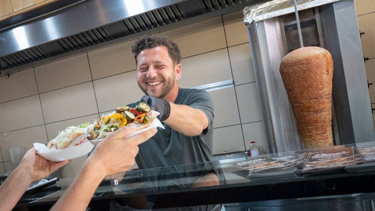 Felix Banaszak, Bundesvorsitzender BÜNDNIS 90 DIE GRÜNEN, besucht im Rahmen seiner Sommertour 2026 unter dem Motto Taxi Banaszak einen Döner-Laden in Magdeburg und diskutiert über die Dönerpreisbremse - Elenas Gemüse Kebab;Taxi Banaszak Sommertour von Felix Banaszak zu Besuch im Dönerladen in Magdeburg, Magdeburg Sachsen-Anhalt Deutschland Elenas Gemüse Kebab *** Felix Banaszak, Federal Chair of BÜNDNIS 90 THE GREENS, visits a kebab shop in Magdeburg as part of his 2026 summer tour, themed Taxi Banaszak, and discusses the kebab price cap, Elena’s Vegetable Kebab, and Taxi Banaszak. Felix Banaszak’s summer tour: a visit to a kebab shop in Magdeburg, Magdeburg, Saxony-Anhalt, Germany; Elena’s Vegetable Kebab