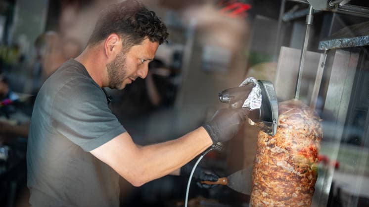 Felix Banaszak, Bundesvorsitzender BÜNDNIS 90 DIE GRÜNEN, besucht im Rahmen seiner Sommertour 2026 unter dem Motto Taxi Banaszak einen Döner-Laden in Magdeburg und diskutiert über die Dönerpreisbremse - Elenas Gemüse Kebab;Taxi Banaszak Sommertour von Felix Banaszak zu Besuch im Dönerladen in Magdeburg, Magdeburg Sachsen-Anhalt Deutschland Elenas Gemüse Kebab *** Felix Banaszak, Federal Chair of BÜNDNIS 90 THE GREENS, visits a kebab shop in Magdeburg as part of his 2026 summer tour, themed Taxi Banaszak, and discusses the kebab price cap, Elena’s Vegetable Kebab, and Taxi Banaszak. Felix Banaszak’s summer tour: a visit to a kebab shop in Magdeburg, Magdeburg, Saxony-Anhalt, Germany; Elena’s Vegetable Kebab