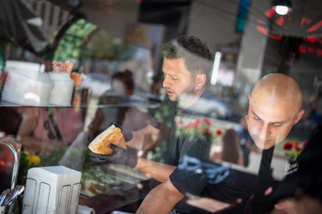 Felix Banaszak, Bundesvorsitzender BÜNDNIS 90 DIE GRÜNEN, besucht im Rahmen seiner Sommertour 2026 unter dem Motto Taxi Banaszak einen Döner-Laden in Magdeburg und diskutiert über die Dönerpreisbremse - Elenas Gemüse Kebab;Taxi Banaszak Sommertour von Felix Banaszak zu Besuch im Dönerladen in Magdeburg, Magdeburg Sachsen-Anhalt Deutschland Elenas Gemüse Kebab *** Felix Banaszak, Federal Chair of BÜNDNIS 90 THE GREENS, visits a kebab shop in Magdeburg as part of his 2026 summer tour, themed Taxi Banaszak, and discusses the kebab price cap, Elena’s Vegetable Kebab, and Taxi Banaszak. Felix Banaszak’s summer tour: a visit to a kebab shop in Magdeburg, Magdeburg, Saxony-Anhalt, Germany; Elena’s Vegetable Kebab
