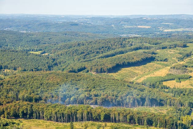 Luftbild Arnsberg, gelöschter Waldbrand im Arnsberger Wald bei Delecke, Möhnesee, Feuerwehr, Brandwache, Sauerland, Nordrhein-Westfalen, Deutschland !ACHTUNGxMINDESTHONORARx60xEURO! *** Aerial view of Arnsberg, extinguished forest fire in the Arnsberg Forest near Delecke, Möhnesee, fire department, fire watch, Sauerland, North Rhine-Westphalia, Germany ATTENTION: MINIMUM FEE: 60 EUR