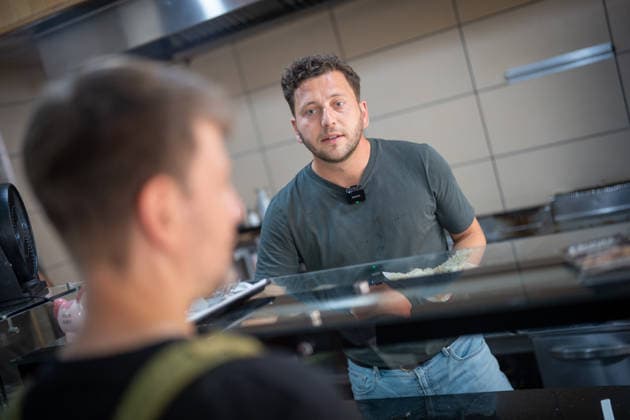 Felix Banaszak, Bundesvorsitzender BÜNDNIS 90 DIE GRÜNEN, besucht im Rahmen seiner Sommertour 2026 unter dem Motto Taxi Banaszak einen Döner-Laden in Magdeburg und diskutiert über die Dönerpreisbremse - Elenas Gemüse Kebab;Taxi Banaszak Sommertour von Felix Banaszak zu Besuch im Dönerladen in Magdeburg, Magdeburg Sachsen-Anhalt Deutschland Elenas Gemüse Kebab *** Felix Banaszak, Federal Chair of BÜNDNIS 90 THE GREENS, visits a kebab shop in Magdeburg as part of his 2026 summer tour, themed Taxi Banaszak, and discusses the kebab price cap, Elena’s Vegetable Kebab, and Taxi Banaszak. Felix Banaszak’s summer tour: a visit to a kebab shop in Magdeburg, Magdeburg, Saxony-Anhalt, Germany; Elena’s Vegetable Kebab