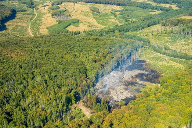 Luftbild Arnsberg, gelöschter Waldbrand im Arnsberger Wald bei Delecke, Möhnesee, Feuerwehr, Brandwache, Sauerland, Nordrhein-Westfalen, Deutschland !ACHTUNGxMINDESTHONORARx60xEURO! *** Aerial view of Arnsberg, extinguished forest fire in the Arnsberg Forest near Delecke, Möhnesee, fire department, fire watch, Sauerland, North Rhine-Westphalia, Germany ATTENTION: MINIMUM FEE: 60 EUR