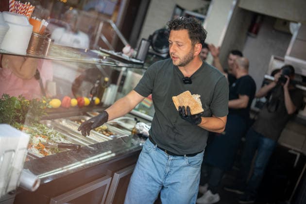 Felix Banaszak, Bundesvorsitzender BÜNDNIS 90 DIE GRÜNEN, besucht im Rahmen seiner Sommertour 2026 unter dem Motto Taxi Banaszak einen Döner-Laden in Magdeburg und diskutiert über die Dönerpreisbremse - Elenas Gemüse Kebab;Taxi Banaszak Sommertour von Felix Banaszak zu Besuch im Dönerladen in Magdeburg, Magdeburg Sachsen-Anhalt Deutschland Elenas Gemüse Kebab *** Felix Banaszak, Federal Chair of BÜNDNIS 90 THE GREENS, visits a kebab shop in Magdeburg as part of his 2026 summer tour, themed Taxi Banaszak, and discusses the kebab price cap, Elena’s Vegetable Kebab, and Taxi Banaszak. Felix Banaszak’s summer tour: a visit to a kebab shop in Magdeburg, Magdeburg, Saxony-Anhalt, Germany; Elena’s Veggie Kebab