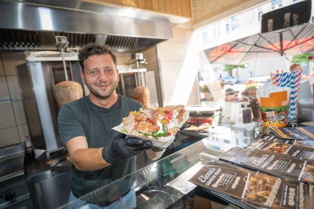 Felix Banaszak, Bundesvorsitzender BÜNDNIS 90 DIE GRÜNEN, besucht im Rahmen seiner Sommertour 2026 unter dem Motto Taxi Banaszak einen Döner-Laden in Magdeburg und diskutiert über die Dönerpreisbremse - Elenas Gemüse Kebab;Taxi Banaszak Sommertour von Felix Banaszak zu Besuch im Dönerladen in Magdeburg, Magdeburg Sachsen-Anhalt Deutschland Elenas Gemüse Kebab *** Felix Banaszak, Federal Chair of BÜNDNIS 90 THE GREENS, visits a kebab shop in Magdeburg as part of his 2026 summer tour, themed Taxi Banaszak, and discusses the kebab price cap, Elena’s Vegetable Kebab, and Taxi Banaszak. Felix Banaszak’s summer tour: a visit to a kebab shop in Magdeburg, Magdeburg, Saxony-Anhalt, Germany; Elena’s Vegetable Kebab