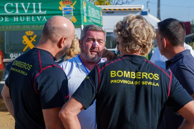 Antonio Sanz provides an update on the fire at the Niebla Emergency Operations Center. The mayor of Aznalcóllar, Juan José Fernández Garrido, speaks with firefighters at the Niebla fire Emergency Operations Center. August 14, 2026, in Niebla, Huelva, Andalusia, Spain The First Vice President and Regional Minister of the Presidency, Health, and Emergencies, Antonio Sanz, speaks to the media at the Forward Command Post for the fire in Niebla, Huelva. His briefing provides information on the fire’s progress and the status of the emergency response deployed in the area. August 14, 2026. Francisco J. Niebla, Huelva, Andalusia; Niebla, Huelva, Andalusia, Spain  Copyright: xFranciscoxJ.xOlmox 7713939